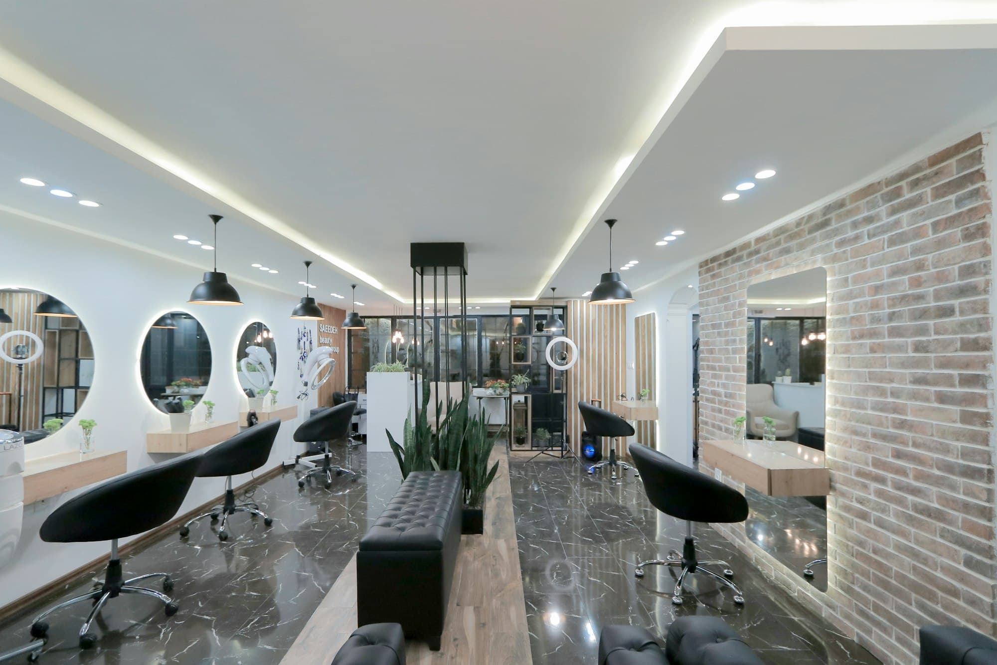 Aynalı istasyonları ve aydınlatmasıyla modern bir salon